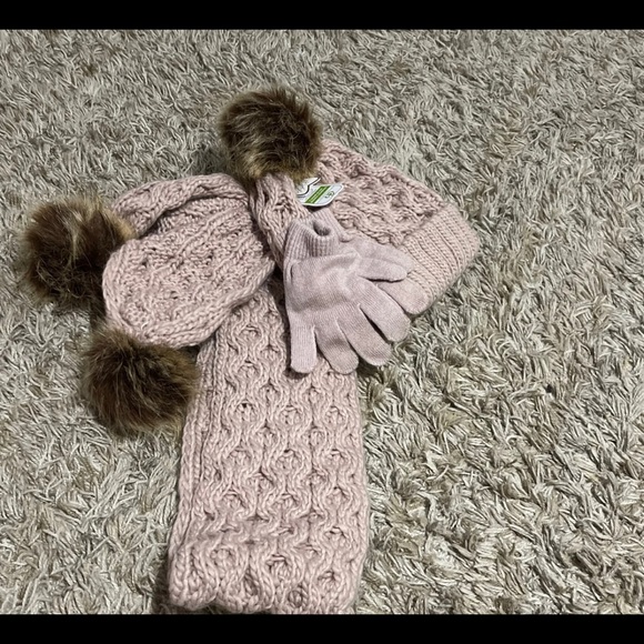 Girls Hat, Gloves, and Scarf Set. - Picture 2 of 2